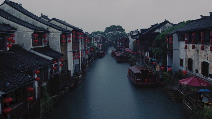 阴雨绵绵的苏州山塘河