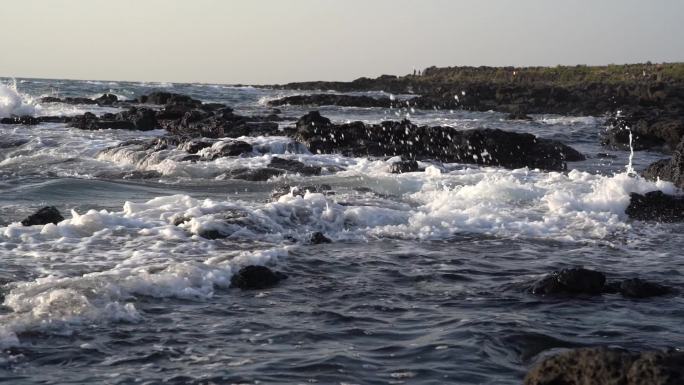 济州岛海边黑礁石海浪