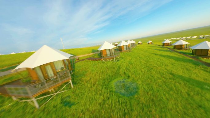 FPV在草原上穿梭蒙古包民宿帐篷