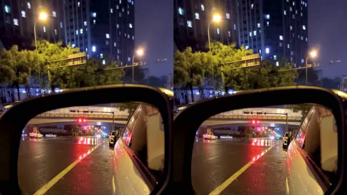 雨中夜晚，透过后视镜的公路