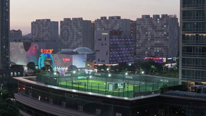 航拍五龙湖公园上海凯悦酒店网球场夜景