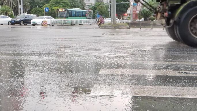 汽车通过凹凸水坑雨天马路汽车轮子车流特写