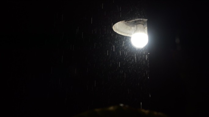 雷雨之夜路灯光闪烁狂风暴雨坏心情伤感视频