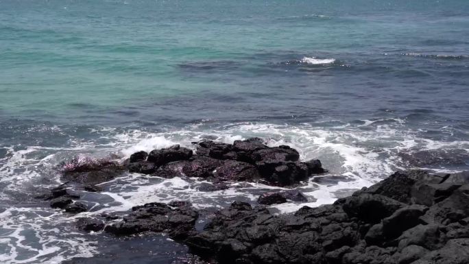 济州岛海边黑礁石海浪