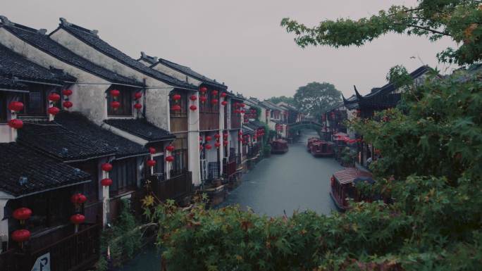 阴雨绵绵的苏州山塘河