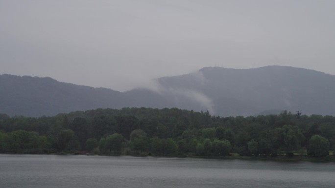 雨天的南京前湖与紫金山