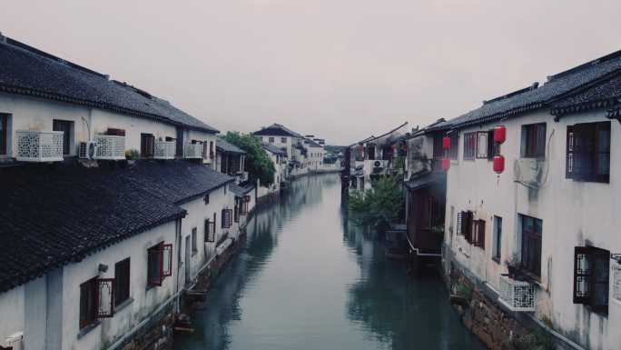 阴雨绵绵的苏州山塘河