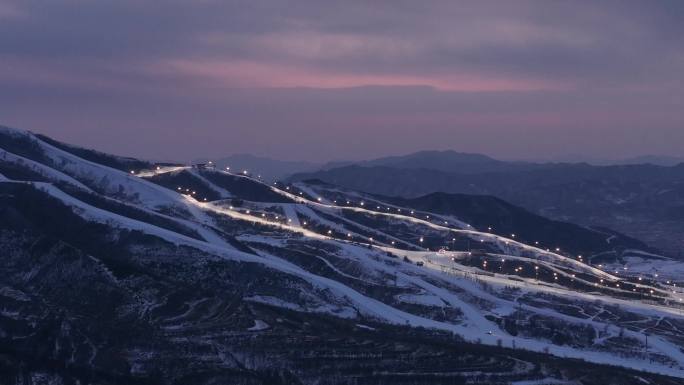 北京崇礼雪场夜景铲雪车灯光4k航拍