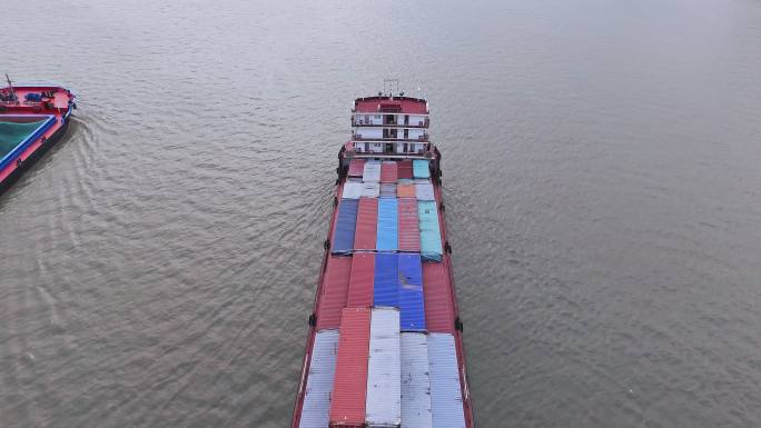 航拍长江集装箱货轮海上运输