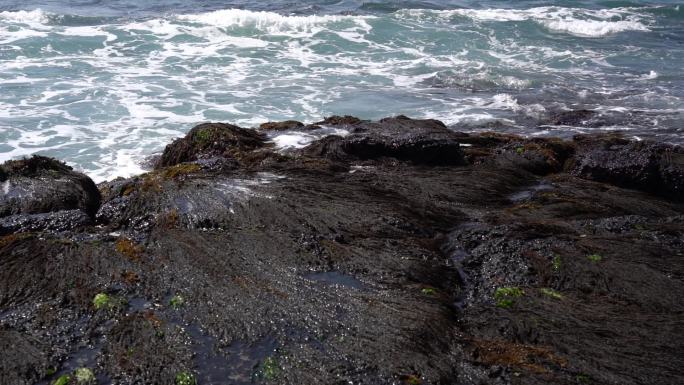 济州岛海边黑礁石海浪