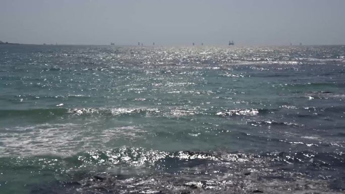 济州岛海边黑礁石海浪