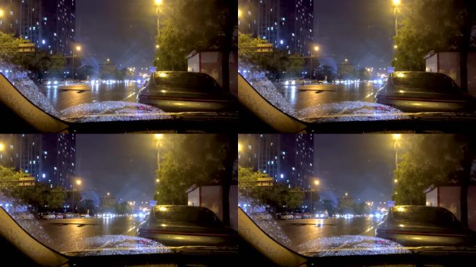 雨中夜晚，透过后视镜的公路