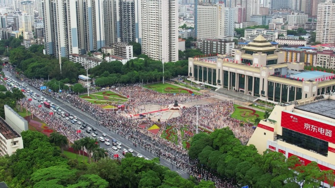 航拍南宁民族广场国庆节升旗仪式现场