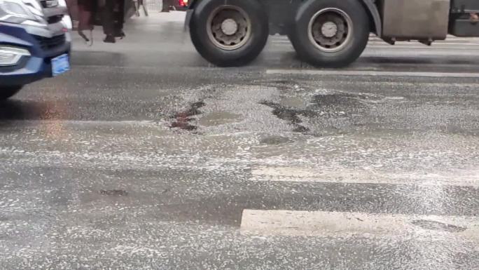 汽车通过凹凸水坑雨天马路汽车轮子车流特写