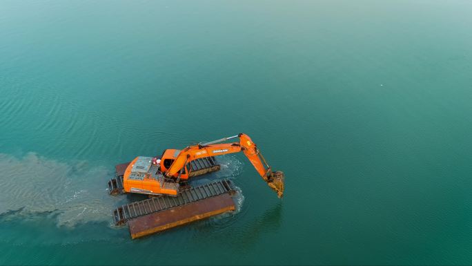 海上挖机在工作