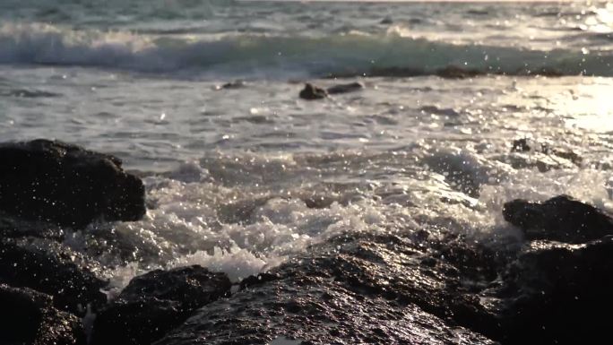 济州岛海边黑礁石海浪