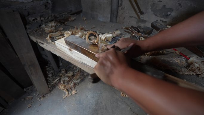 传统木匠刨木头实拍手特写原素材