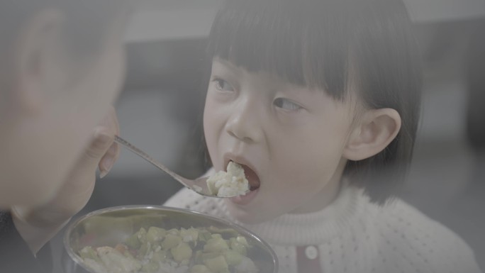 妈妈喂孩子吃饭学生在食堂吃饭