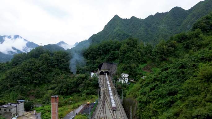 大山里的货运火车