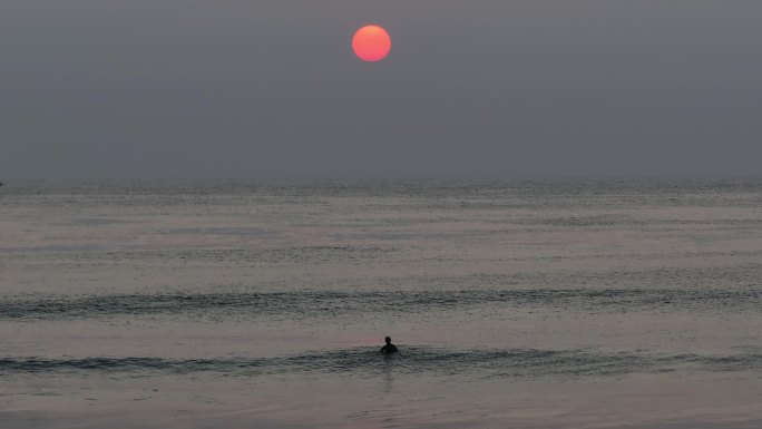 日落下冲浪的自由浪人