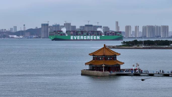 台湾长荣集装箱货轮“长范”号通过青岛栈桥