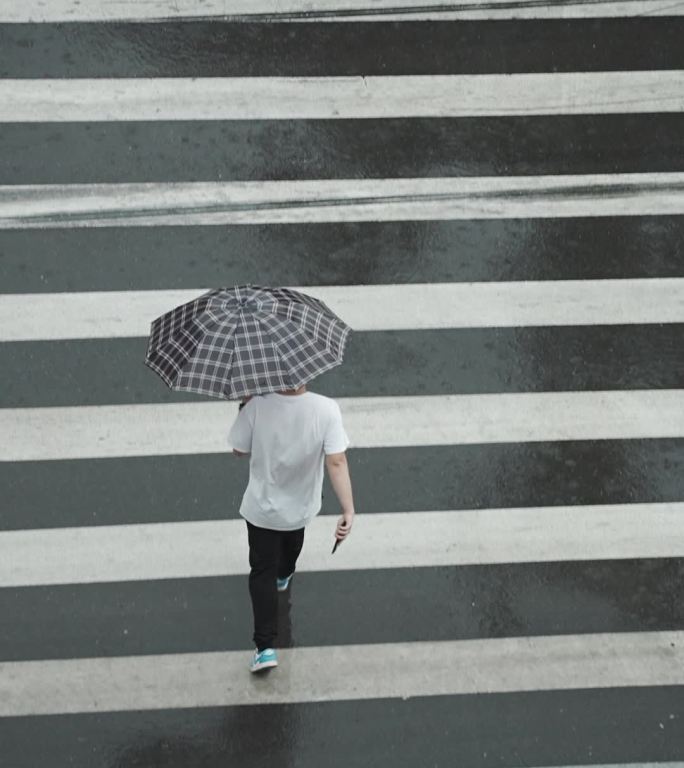 雨中背影 雨中人 下雨 撑伞 过马路