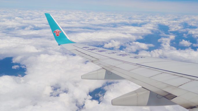 飞机穿过云海飞机翅膀航空广告云层云海翻滚