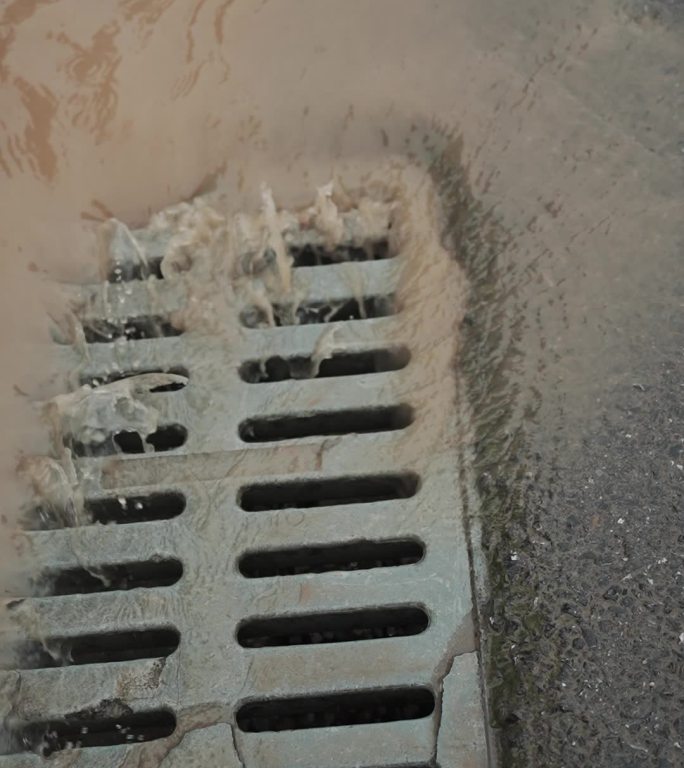 井盖冒水 下水道 暴雨后 下雨