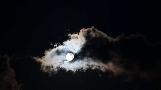 月亮从云中穿过的延时视频