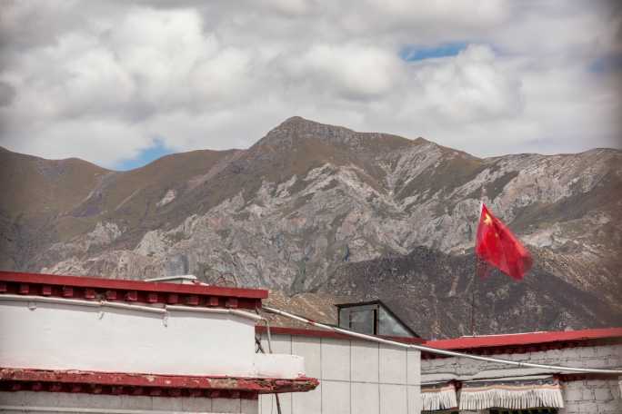 西藏风光延时西藏宣传片素材拉萨国旗延时