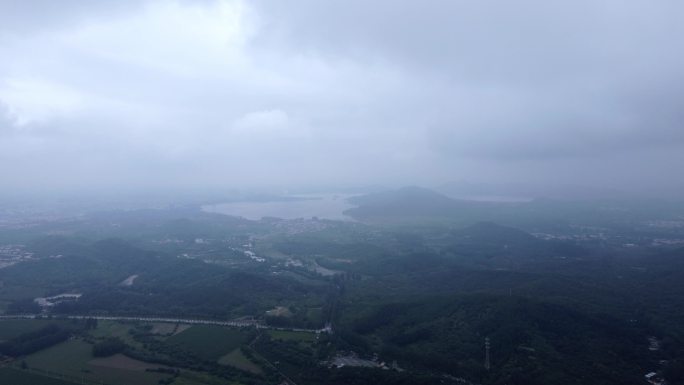 山峦穿越云层