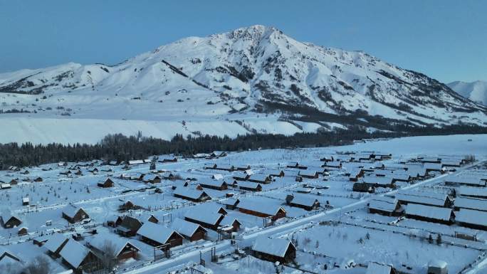 冬季大雪覆盖的新疆阿勒泰禾木村黎明风光