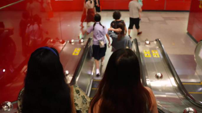 8K实拍，羊城广州地铁手扶电梯进站的乘客