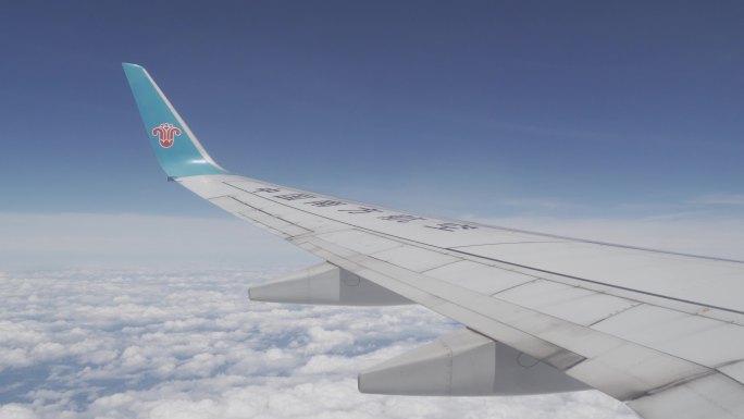 飞机云层之上飞行视角乘坐飞机旅游航空广告
