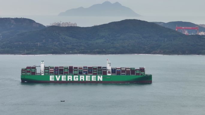 世界现役最大的集装箱货轮长荣长范号航行
