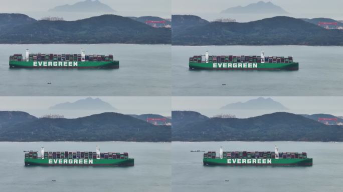 世界现役最大的集装箱货轮长荣长范号航行
