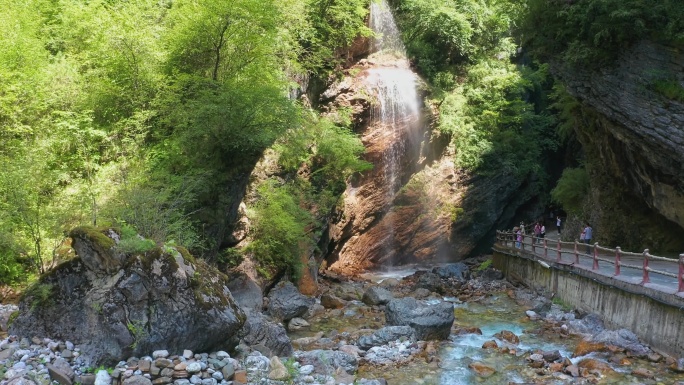 夏季景区游客观光避暑