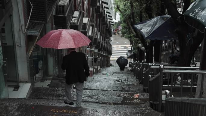 雨中背影 下楼梯 爬楼梯 雨中人