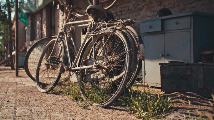 小镇街上的破旧自行车-怀旧时光