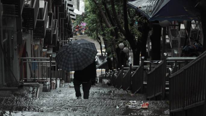 雨中背影 下楼梯 爬楼梯 雨中人