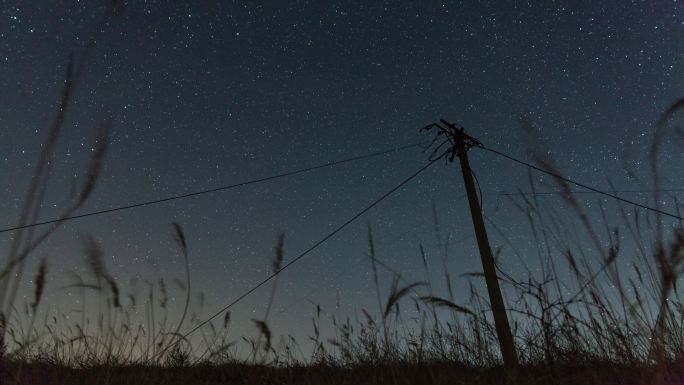 电线杆为前景的旋转北极星空延时