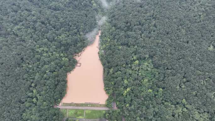 航拍山谷洪水浑水襄阳虎头山贾冲水库山洪