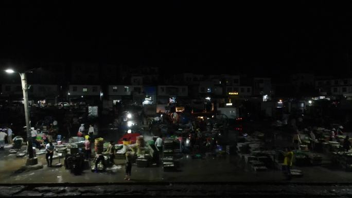 航拍渔村码头夜晚渔民忙碌搬海鲜