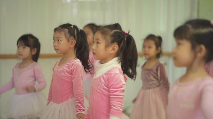 幼儿园幼儿舞蹈形体训练