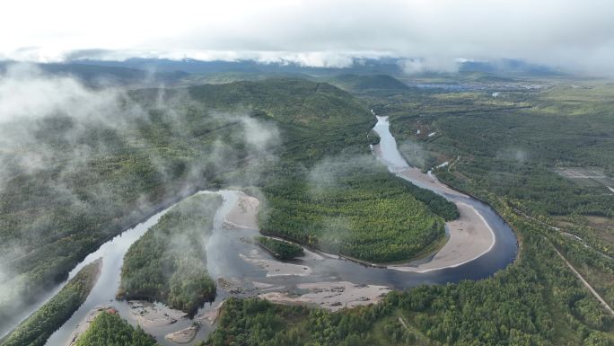 大兴安岭初秋风景河谷云雾