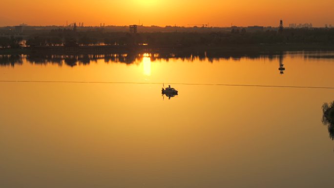 西安昆明池七夕公园晚霞日落大气湖面倒影