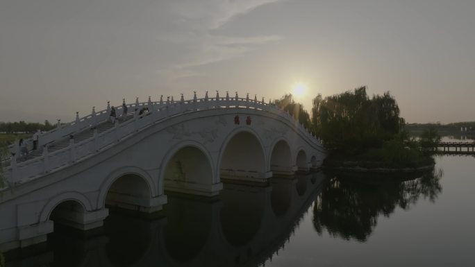 西安昆明池七夕公园晚霞日落大气湖面倒影