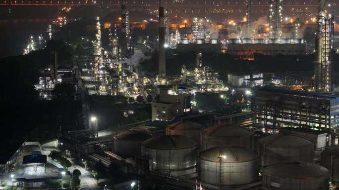 4k航拍炼油厂化工能源工业烟囱石化夜景