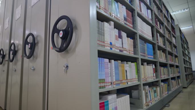 大学图书馆书籍厚重的档案室大门