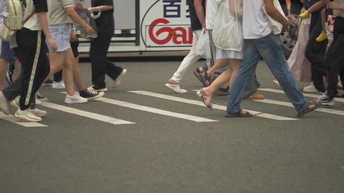 交通安全过马路斑马线人行横道城市人群人流